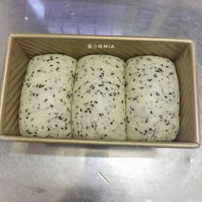 发酵至8分满的状态，烤箱提前180度预热