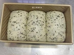 发酵至8分满的状态，烤箱提前180度预热