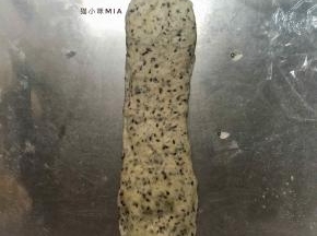 二次松弛好的面团擀成长舌状，由上往下卷起