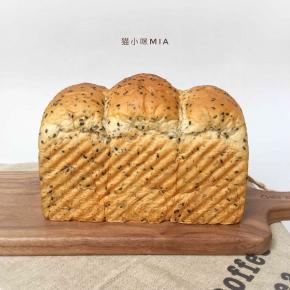 放进预热好的烤箱下层，上下火烘焙40分钟左右，中途见上色及时加盖锡纸，烤好后立刻取出脱模，放晾网上放至微温时放入保鲜袋保存