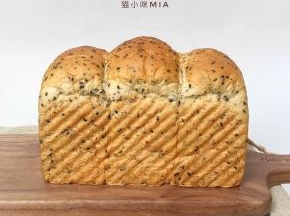 放进预热好的烤箱下层，上下火烘焙40分钟左右，中途见上色及时加盖锡纸，烤好后立刻取出脱模，放晾网上放至微温时放入保鲜袋保存