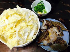 将已清洗好的螃蟹去蟹壳蟹鳃用剪刀剪开，一只对切，白菜洗净