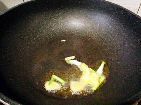 起油锅可以先放姜片，葱头