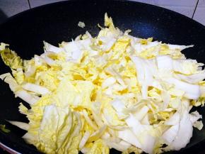 炒下再倒白菜翻炒，加入盐