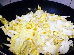 炒下再倒白菜翻炒，加入盐