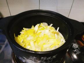 把炒半熟的白菜倒入砂锅里