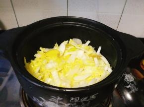 把炒半熟的白菜倒入砂锅里