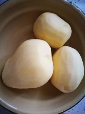 土豆去皮洗净，擦干水分，防止入锅爆油星