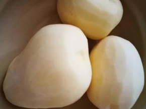 土豆去皮洗净，擦干水分，防止入锅爆油星