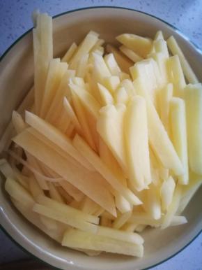 切成条，不要太粗，也需要太细，随意一点