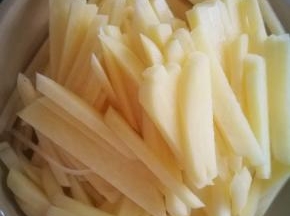 切成条，不要太粗，也需要太细，随意一点