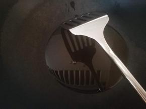 锅烧热放入花生油，多倒些，好炒，最后也吃不掉这多油，有很多会留在锅底