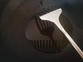 锅烧热放入花生油，多倒些，好炒，最后也吃不掉这多油，有很多会留在锅底