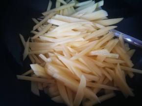 我的剁椒里有姜末和蒜粒，所以我这里没放，倒入土豆丝