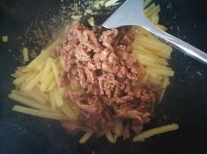 加入熟肉丝，我提前加工了一些肉丝，随时用，方便省事