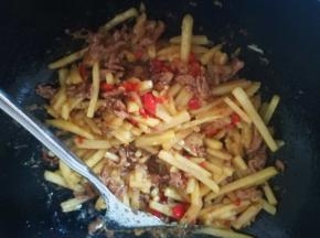 翻炒，尝一下，是自己喜欢的口感了就加入生抽，剁椒，淡了就加盐