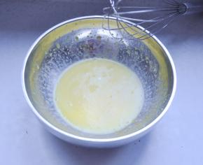 2、这次用的是后蛋法，先将，玉米油、牛奶、白糖用蛋抽搅打均匀。