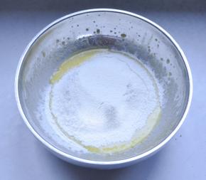 3、筛入低筋面粉。