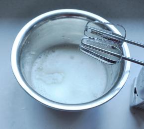 5、分离蛋黄的同时将蛋清放入无油、水的干净打蛋盆中，加入3滴白醋，将蛋清打至鱼泡眼时，加入20克白糖。