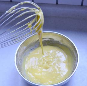 4、逐个将5个蛋黄打匀后，基本能在蛋抽上挂住，就可以了。