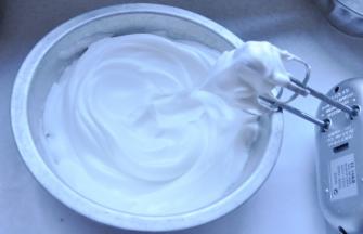 6、继续打发蛋清，看到有纹路时，再加入20克白糖，继续打发一会，加入剩余的30克白糖，打到粘稠，能看到蛋清有尖时，就好了，要提前把烤箱预热上。