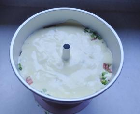 8、在略微搅拌后，倒入芭比模具中，震出模具中的大气泡