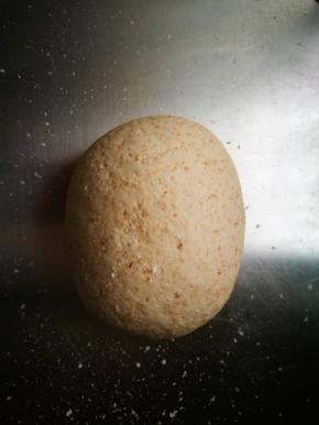 搅匀，揉成光滑的面团，多揉，要揉到感觉面团变得柔软有些发白就好了