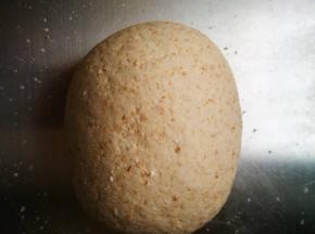 搅匀，揉成光滑的面团，多揉，要揉到感觉面团变得柔软有些发白就好了