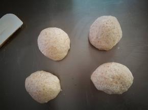 醒15分钟后，平均分割成4个面团