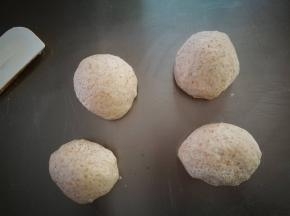 醒15分钟后，平均分割成4个面团