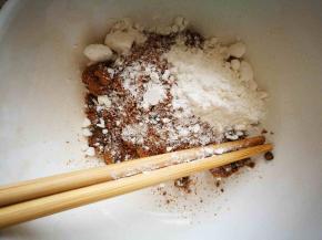 醒面的过程中准备红糖，里面要加面粉，不然蒸的过程中红糖会流出来