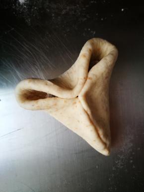 如图这样捏，中间要捏严实，不然红糖要流出来