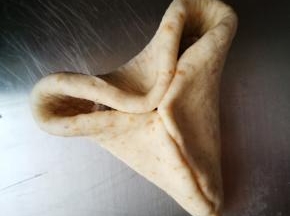 如图这样捏，中间要捏严实，不然红糖要流出来