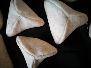 捏好了，发酵，我在烤箱里发的，烤盘下面放碗热水，然后看状态，1.5倍大就可以上锅蒸了，冷水入锅蒸，水开后大火蒸15分钟就可以了，蒸屉要抹油放粘