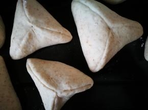 捏好了，发酵，我在烤箱里发的，烤盘下面放碗热水，然后看状态，1.5倍大就可以上锅蒸了，冷水入锅蒸，水开后大火蒸15分钟就可以了，蒸屉要抹油放粘