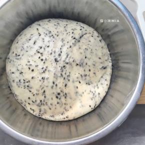 揉好的面团放室温（冬天入发酵箱）再次发酵30分钟