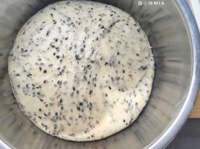 揉好的面团放室温（冬天入发酵箱）再次发酵30分钟