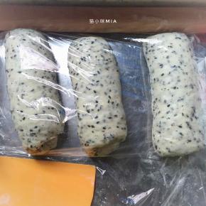 将松弛好的面团擀开卷起，用保鲜膜盖好再松弛10分钟