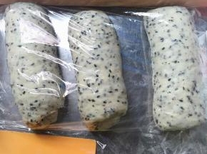 将松弛好的面团擀开卷起，用保鲜膜盖好再松弛10分钟