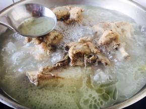 放入10g左右的白米醋 在水烧开后可适量加醋，因为醋能使骨头里的磷、钙溶解到汤内。