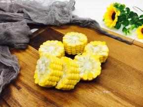 将玉米切成小段