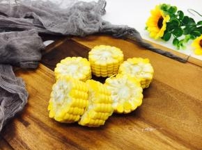 将玉米切成小段