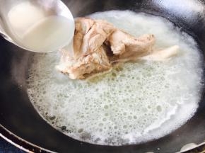 另外起一口锅，锅里盛入棒骨和棒骨汤，大火煮开。