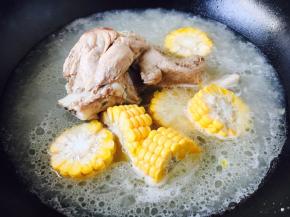 把玉米放入汤中，大火煮开，小火煮约10分钟。