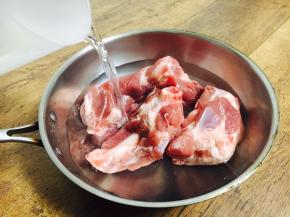 倒入适量的清水浸泡棒骨