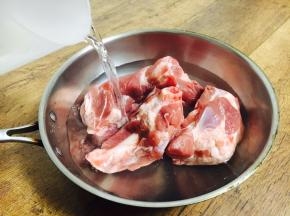 倒入适量的清水浸泡棒骨