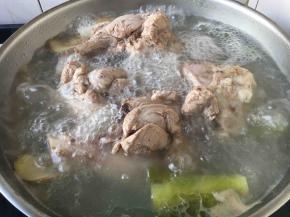 开盖儿大火煮10分钟左右，汤色变白，此时转小火，盖上锅盖儿，煮约40分钟左右。 我家常常是在第一次煮好棒骨汤后，先把肉肉吃了，然后把棒骨清洗一下，放入凉水可继续煮1～2个小时，一锅肥美味鲜的浓汤就熬好了。 您可以直接将上图的汤煮1～2个小时，汤的味道会更鲜美，肉肉会脱骨，但是肉肉口感有些发柴。