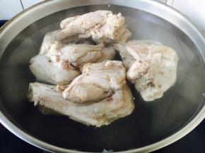 倒入适量的提前准备好的开水，水量没过食材。