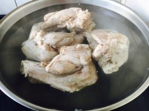 倒入适量的提前准备好的开水，水量没过食材。