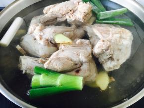 放入葱段和姜片